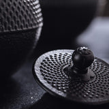 LUMALAND Teedose aus Gusseisen - Aufbewahrungsbox für Tee - 750 ml - Schwarz mit abnehmbarem Deckel und strukturierter Oberfläche.