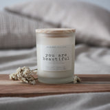 Luma Lab Duftkerze Mood "You are beautiful" im Glas mit Holzdeckel, vegan, nachhaltig, 25 Stunden Brenndauer, für gemütliche Atmosphäre.