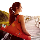 Frau trägt Yogamatte #DoYourYoga Yogamatte Ravana 183x61x0,4cm aus strapazierfähigem, rutschfestem Material zum Yoga und Pilates.