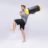 Mann trainiert mit World Fitness Corebag Sandsack Carolous - Fitness Power Bag - 25 kg für Functional Training und CrossFit.