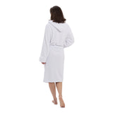 LUMALAND Luxury Mikrofaser Bademantel mit Kapuze für Damen und Herren in Weiß, Größe S, weich, flauschig und schnell trocknend.