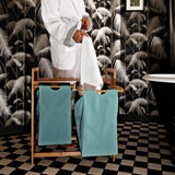 LUMALAND Bambus Wäschekorb mit 2 ausziehbaren Wäschesäcken, Babyblau, stilvoll und pflegeleicht für feuchte Wäsche.