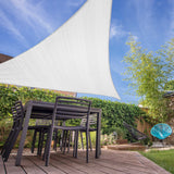 LUMALAND Sonnensegel 100% HDPE mit Stabilisator für UV-Schutz, Dreieck 3 x 3 x 3 Meter in Weiß über Gartentisch gespannt