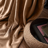 LUMALAND Kuscheldecke 220x240 cm in Hellbraun aus weichem Coral-Fleece, ideal als Sofadecke, Tagesdecke oder Deko.