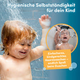 fredis Kinderdusche Welt zeigt ein fröhliches Kind, das spielerisch eigenständig unter der Dusche Haare wäscht.