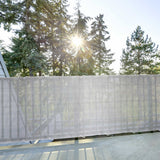 LUMALAND Balkonsichtschutz inkl. Befestigungsseil, 0,9 x 5 m, Hellgrau, UV-beständig und wasserabweisend am Balkon montiert.