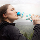 Frau trinkt aus der #DoYourFitness "DrinkUp" Sportflasche 850ml Rot, robust, auslaufsicher und ideal für Sport und Outdoor.