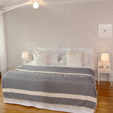 LUMALAND Baumwolldecke / Tagesdecke aus 100 % Baumwolle - ca. 200 x 240 cm - Rubin Rot als Bettdecke im modernen Schlafzimmer.