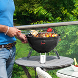 LANDMANN Piccolino King Grill mit pulverbeschichtetem Deckel, Gummierten Deckelklammern und Edelstahl-Grillzange im Einsatz im Garten