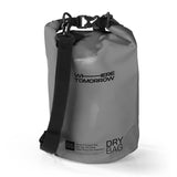Where Tomorrow Dry Bag 5L - Style 01 - Grau, wasserdichter, robuster Outdoor-Rucksack mit verstellbarem Tragegurt und Rolltop-Verschluss.
