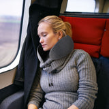 VITALmaxx Shiatsu-Nackenmassagegerät 2in1 kabellos für entspannte Nacken- und Schultermassage unterwegs mit Wärmfunktion und 2 Intensitätsstufen.