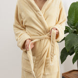 LUMALAND Luxury Mikrofaser Bademantel mit Kapuze für Damen und Herren - Creme - Größe S aus weichem Coralfleece, kuschelig und bequem.