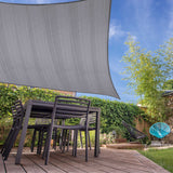 LUMALAND Sonnensegel 100% HDPE mit Stabilisator für UV-Schutz - Rechteck 5 x 6 Meter - Hellgrau über Terrasse mit Gartenmöbeln und Pflanzen.