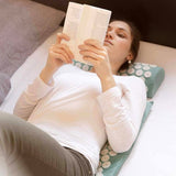 Frau liegt entspannt auf DoYourSports Akupressur-Set XXL Yumanyi mit Yantramatte 125x48 cm und Kopfkissen 48x9 cm in Pink.