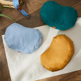 #DoYourYoga Yoga-Kissen Ganesh in Indischgelb, halbmondförmig, gefüllt mit Bio-Buchweizenschalen, 45x30x14 cm.