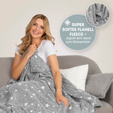 MAXXMEE Verwandlungskissen Glow in the dark Kuschelkissen mit Sternen, das sich zu einer kuscheligen Decke aus super softem Flanell-Fleece verwandelt.