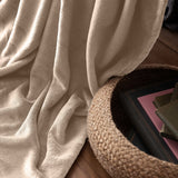 LUMALAND Kuscheldecke - 220x240 cm hellrosa aus weichem Coral-Fleece, pflegeleicht und vielseitig als Sofadecke und Tagesdecke.