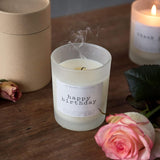 Luma Lab Series Duftkerze Mood "Good Luck" im Glas mit Elegantem Design, romantischer Atmosphäre und zartem Rauch auf Holzoberfläche.