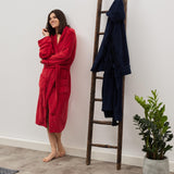 LUMALAND Luxury Mikrofaser Bademantel mit Kapuze für Damen und Herren - Rot - Größe XXL, weich, warm und bequem.