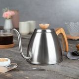 POUR OVER Wasserkessel mit Thermometer aus Edelstahl und Buchenholz, schmaler Schwanenhals für präzises Aufgießen, 0,9 l Fassungsvermögen.