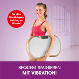 Frau hält VITALmaxx Vibrationstrainer mit Expanderbändern weiß/champagner für Ganzkörpertraining zu Hause.