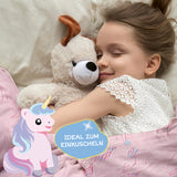 Mädchen kuschelt mit MAXXMEE Verwandlungskissen Glow in the dark Kissen Kopfkissen Fleecedecke 2in1 unterwegs Auto Reise Camping Flugzeug