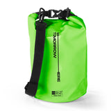 Where Tomorrow Dry Bag 5L - Style 02 - Grün, wasserdichter Outdoor-Rucksack mit verstellbarem Schultergurt und robustem Rolltop-Verschluss.
