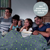 MAXXMEE Verwandlungskissen Glow in the dark - weich, leuchtende Sterne, Kuscheldecke für die ganze Familie beim Filmabend.