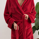 LUMALAND Luxury Mikrofaser Bademantel mit Kapuze für Damen und Herren - Rot - Größe XXL, flauschig, warm und schnelltrocknend.