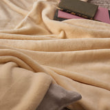 LUMALAND Kuscheldecke - 150x200 cm in Beige aus weichem Coral-Fleece, vielseitig als Sofadecke und Tagesdecke nutzbar.