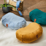 #DoYourYoga Yoga-Kissen Ganesh Halbmond 45x30x14 cm in Indischgelb, gefüllt mit Bio-Buchweizenschalen, ideal für Meditation und Yoga.