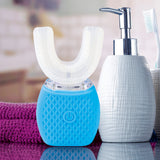 VITALmaxx 360° Schall-Zahnbürste mit LED-Blaulicht & Vibration weiß/türkis liegend neben Badutensilien im Badezimmer