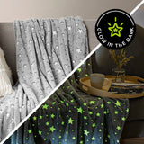 MAXXMEE Verwandlungskissen Glow in the dark – Kuscheldecke mit leuchtenden Sternen aus weichem Flanell-Fleece.