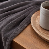 LUMALAND Kuscheldecke - 150x200 cm in Grau aus weichem Coral-Fleece, ideal als Sofadecke und Tagesdecke.