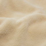 LUMALAND Luxury Mikrofaser Bademantel mit Kapuze für Damen und Herren - Creme - Größe S, weiches, kuscheliges Material nahaufnahme