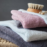 LUMALAND Premium Frottee-Handtuch - 50 x 100 cm - 4er Set - Lavendel in weicher, saugfähiger Baumwolle elegant gefaltet mit Bürste.