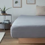 LUMALAND Comfort Jersey Spannbettlaken 160 g/m² 100% Baumwolle in Frostgrau aufgezogen auf Bett 180 x 200 cm.