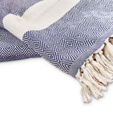 LUMALAND Baumwolldecke / Tagesdecke aus 100 % Baumwolle - ca. 200 x 240 cm - Marineblau mit fransigem Rand und geometrischem Muster.