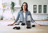 Frau in moderner Küche mit GOURMETmaxx Zubehörset L für Nutrition Mixer Pro 1.000 - Shakes, Smoothies & Co. auf Arbeitsplatte.