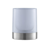 Milchglasbecher mit silbernem Metallsockel, isoliert auf weißem Hintergrund.