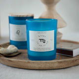 Luma Lab Duftkerze Zodiac / Sternzeichen "Zwillinge" mit blumigen und Zitrusnoten in blauem Glas für entspannte Atmosphäre zu Hause.