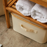 LUMALAND Aufbewahrungsbox mit Bambus-Rahmen - 3er-Set in Anthrazit/Grau unter Holzregal mit weißen Handtüchern.