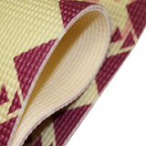 Nahaufnahme der rutschfesten #DoYourYoga Yogamatte Ravana 183x61x0,4 cm in Tribal-Design, strapazierfähig und gelenkschonend.