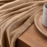 LUMALAND Kuscheldecke - 220x240 cm in Hellbraun aus weichem Coral-Fleece, ideal als Sofadecke oder Tagesdecke.