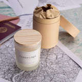 Luma Lab Series Duftkerze City Memories "Cambridge" mit blumig-holzigem Duft und nachhaltigem Sojawachs im Glas mit Holzdeckel.