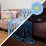 MAXXMEE Verwandlungskissen Glow in the dark Kuschelkissen mit Dinosaurier-Motiv aus supersoftem Flanell-Fleece, leuchtet im Dunkeln.