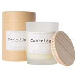 Luma Lab Series Duftkerze City Memories "Cambridge" mit blumig-holzigem Duft, veganes Sojawachs und nachhaltigem Glasdesign.