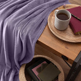 LUMALAND Kuscheldecke - 220x240 cm - weiche lila Sofadecke aus Coral-Fleece, ideal als Tagesdecke oder Kuscheldecke.