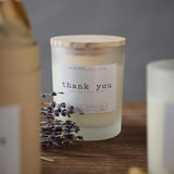 Luma Lab Series Duftkerze Mood "Good Luck" mit Holzdeckel, veganes Sojawachs und Lavendeldekor für stimmungsvolle Wohlfühlmomente zuhause.