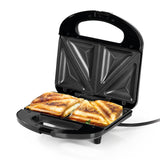 GOURMETmaxx Sandwich Maker mit LED-Kontrollleuchte in Schwarz, ermöglicht das gleichzeitige Toasten und Halbieren von 2 Sandwiches.
